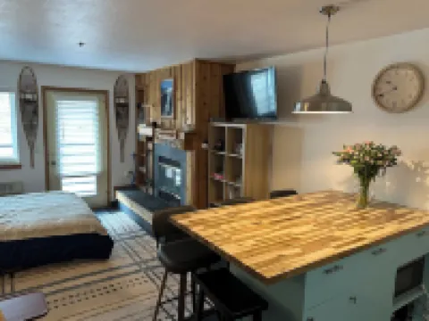 Charming Studio condo in Kirkwood