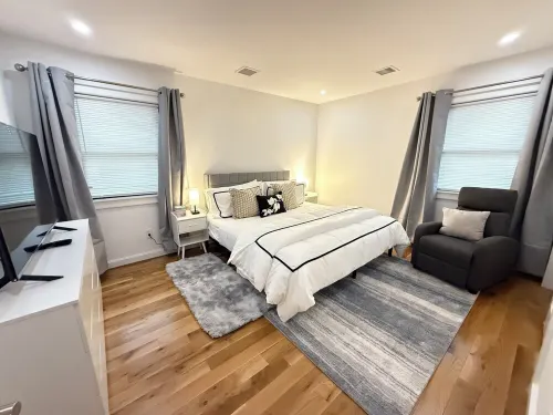 Charming 4-bedroom house with WiFi and fitness room in lovely Mastic Hotels in Mastic