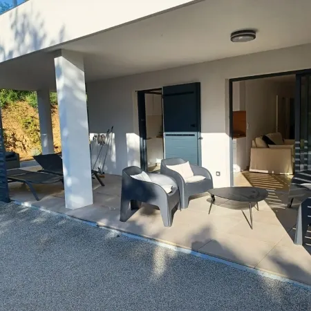 New, Comfortable Apartment, Sleeps 4, XL Garden Terrace.
