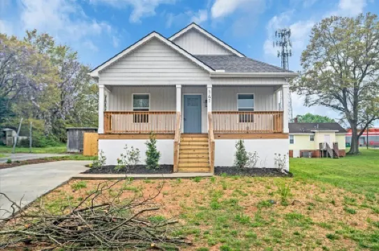 Greer Urban Retreat 3-bedroom house near DT Greer!