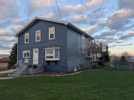 Beachfront home with beautiful view! Spacious 4-bedroom in charming Kewaunee.