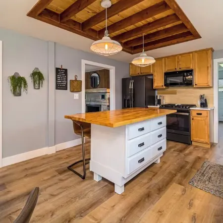 Cheerful & cozy farmhouse 2 bedroom home