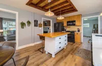 Cheerful & cozy farmhouse 2 bedroom home