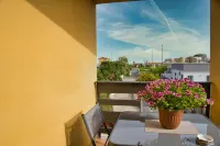 Sapphire House - whole house with garden