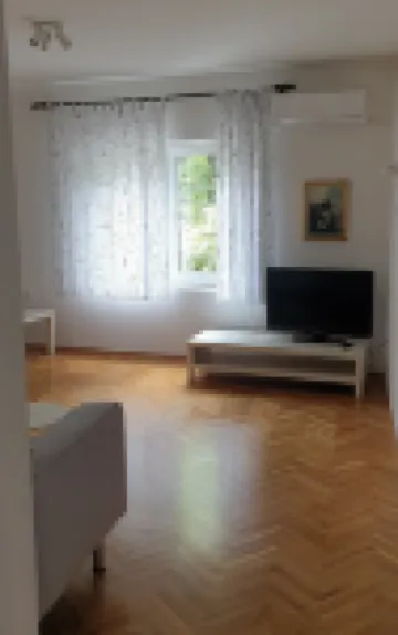 The White Suite. Cozy apartment with 1 bedroom and WiFi, AC in peaceful Skopje