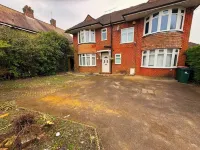 Spacious 4BR house close to Gatwick Airport.