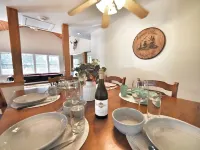 Equinox Haus: Private retreat with pool table, hot tub and hiking trails