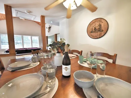 Equinox Haus: Private retreat with pool table, hot tub and hiking trails