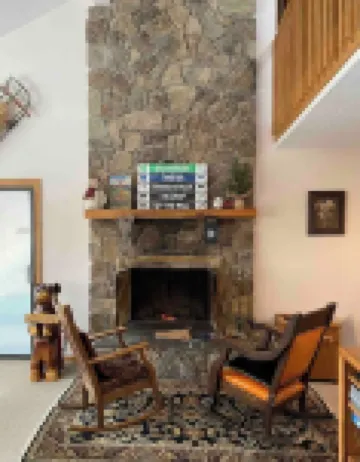 Cozy retreat in Old Timberline close to great hiking and skiing. Pet Friendly!