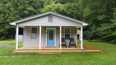 Charming 2-bedroom house with WiFi, AC in wonderful Shady Valley Отели в г. Джонсон