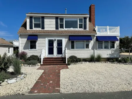 Beautiful views of sunsets over the bay and walking distance to the beach. Отели рядом с достопримечательностью «Бичфронт»