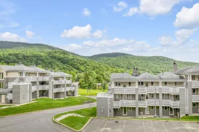 Volume Nord - Mountain loft | Condo ski-in/ski-out for rent in Stoneham Hôtels à proximité de : Nordique spa Stoneham