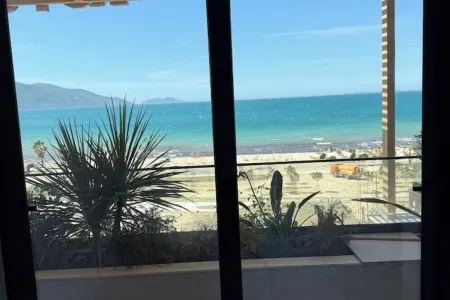 The Whale - Family friendly spacious apartment right on the beach Отели рядом с достопримечательностью «Qeparo Beach»