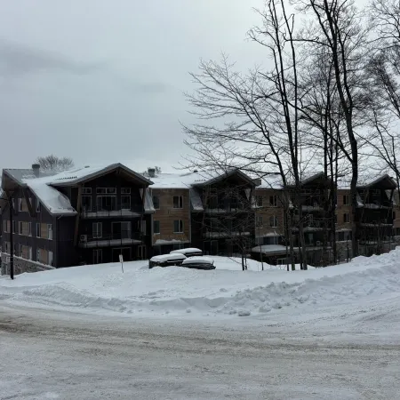 Ski-in Penthouse Condo at the base of Mont-Ste-Anne Отели в г. Бопре