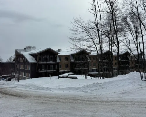 Ski-in Penthouse Condo at the base of Mont-Ste-Anne Hoteles en Beaupré