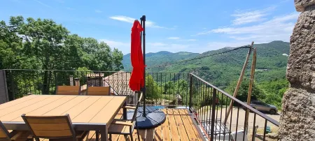 Renovated country house right next to hiking trails. Отели рядом с достопримечательностью «Мон Жербье де Жон»