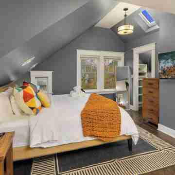 Luxury Family Retreat! ~ PacMan ~ Peloton ~ DogsOK Rooms