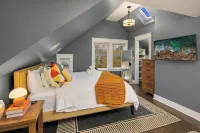 Luxury Family Retreat! ~ PacMan ~ Peloton ~ DogsOK Hotels in Ballard