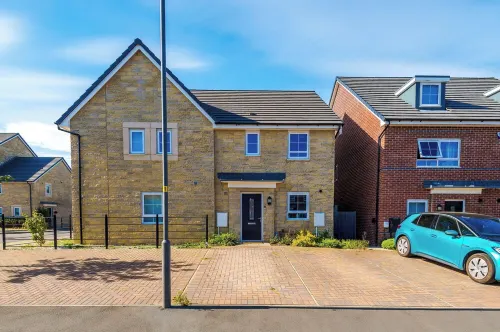 Luxury & Modern Equipped Liverpool 3 Bedroom House WParking Sleeps 9 Max Hotels in Speke