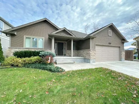 Walk to Grand Bend Main Beach | Sleeps 8 | Family Friendly | Heart of Grand Bend