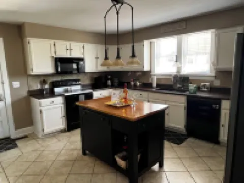 Charming 4-bedroom house in Hermann, MO.  Walking distance to downtown venues.