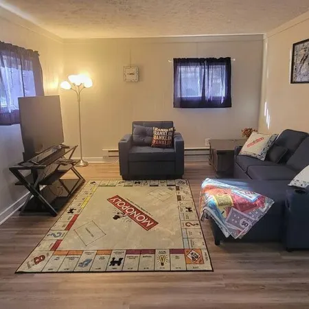 Charming 2-bedroom guest house with WiFi, AC in Franklin Отели в г. Джонсон