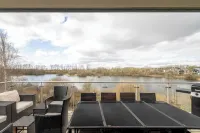 118 Lower Mill Estate. Sleeps 12, Lake Views & Spa