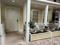 #03 Downtown double couple retreat with king beds. Các khách sạn ở Lorain