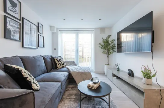 Stylish Luxe Apartment in Crayford