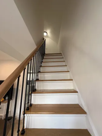 Charming 3-bedroom house with fast WiFi and is pet-friendly in Brockton Отели в г. Броктон