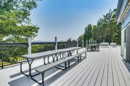 Lake View & Game Room on 3 1/2 Acres, Near Marina Отели в г. Lampe