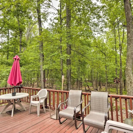 Relaxing Eagle Rock Resort Home - 1 Block to Lake!
