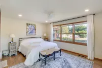 Kansas Gem w/ Fire Pit & Views: 10 Mi to Dtwn! - 4 tähden