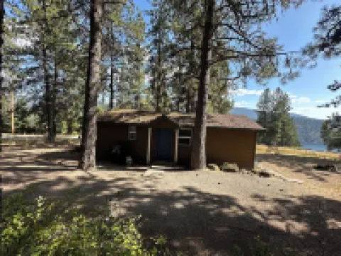 Lake View Cabin at Blue Creek – Romantic Pet-Friendly Getaway in Coeur D’Alene