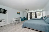 Beautiful Condo 127 with AC in charming Cedar Key Salt Marsh Cottage附近的飯店