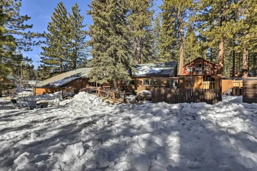 Dog-Friendly Kings Beach Log Cabin w/ Hot Tub! - 무료 와이파이