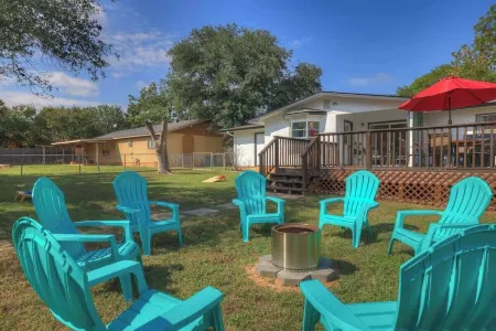 Elegant and Stylish Glenmoor Abode - 5 Min to Town