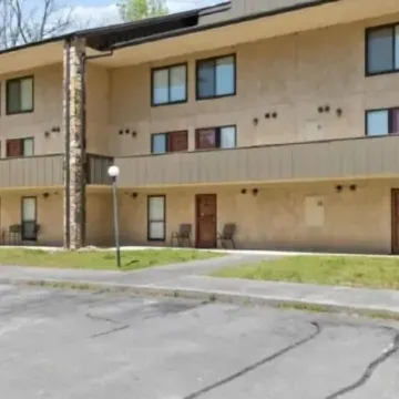 Cozy 2-bed/2bath riverfront condo in amazing Townsend with WiFi, AC