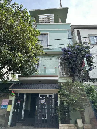 Nhà nghỉ Hoa Quỳnh Отели рядом с достопримечательностью «Nhà thờ Phêro-Gx Tân mai»