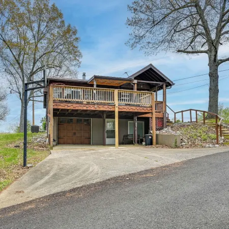 Country Escape Log Cabin Near Kentucky Lake!