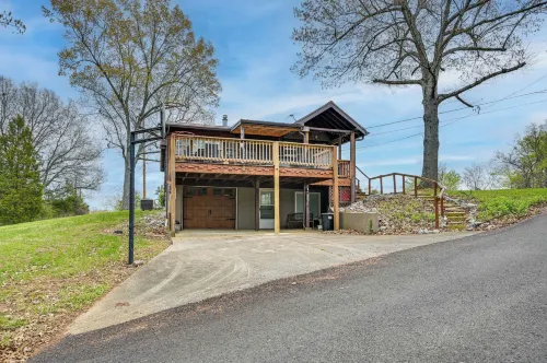 Country Escape Log Cabin Near Kentucky Lake! - Pools