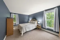 Balcony, River Access, Full Kitchen & LR in Heart of White Mtns Hotels in Woodstock