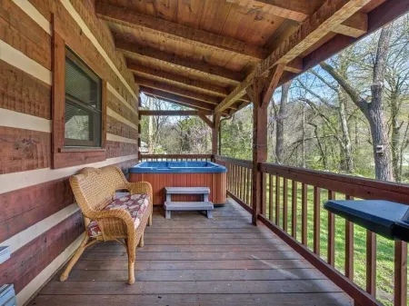Creekside, Hot Tub, Fire Pit, Fireplace, Quiet, Easy Access