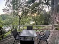 New!!! Luxury Riverfront Oasis with Gorgeous Oaks and Ping Pong Table! Hotéis em Seguin