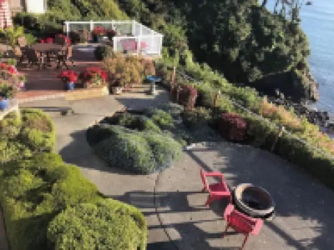 OCTOPUS SUITE, fire pit, BBQ, wildlife viewing platform, shared oceanfront deck.