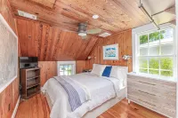 COTTAGE WITH PRIVATE POOL TWO BLOCKS TO BEACH