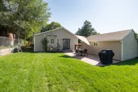 Private Patio and Cozy Living Space - Charming Tranquil Escape