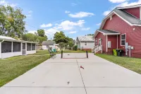 3 Mins to DT | Pickleball | Hot Tub | Game Room