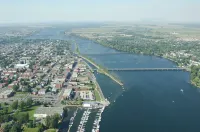 Modern 3-bedroom apartment with spa & jacuzzi, free parking & beautiful view Hotels in Saint-Jean-sur-Richelieu