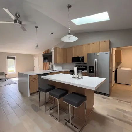 The Crystal Rose House Spacious, Modern and Bright